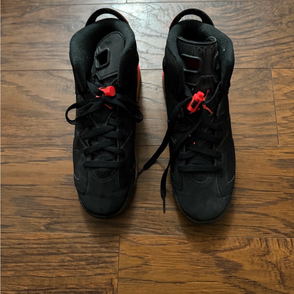 Jordan Retro 6, Boys Size 7y. Fits a women’s 8.5